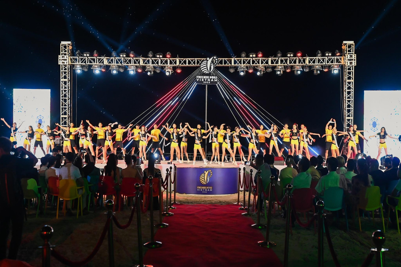 40 thí sinh xuất sắc nhất của Fitness Model World Vietnam 2022 đã có màn đồng diễn với những bộ cánh được thiết kế riêng.