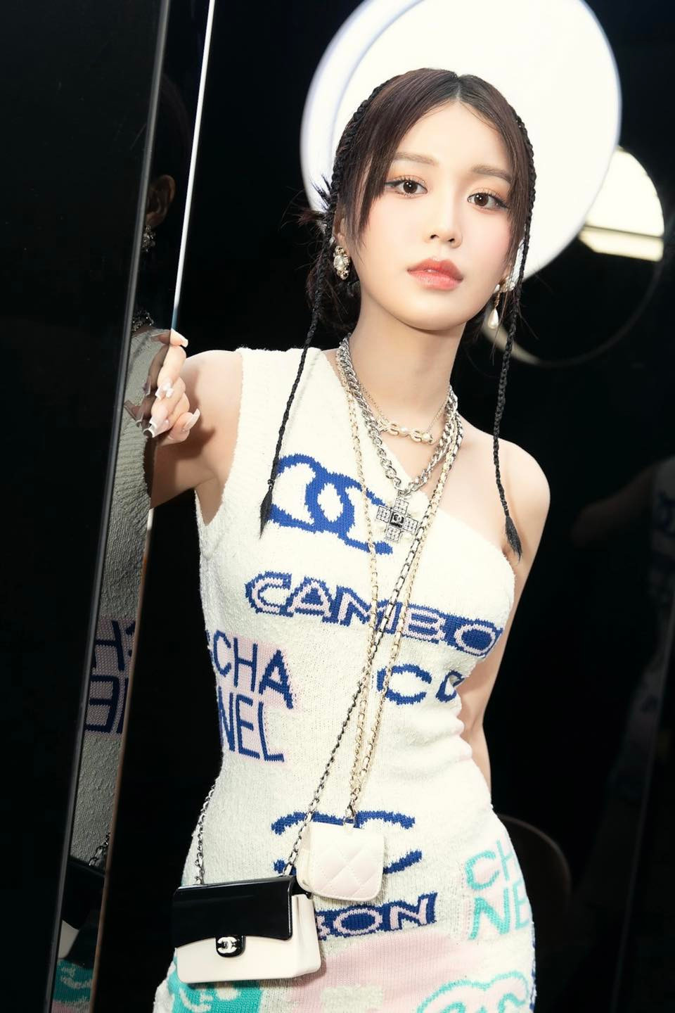 Hiện tại, nhan sắc của cô nàng ngày càng thăng hạng song sự nghiệp âm nhạc lại chưa thật sự nổi bật. Hiện tại, nhan sắc của cô nàng ngày càng thăng hạng song sự nghiệp âm nhạc lại chưa thật sự nổi bật.