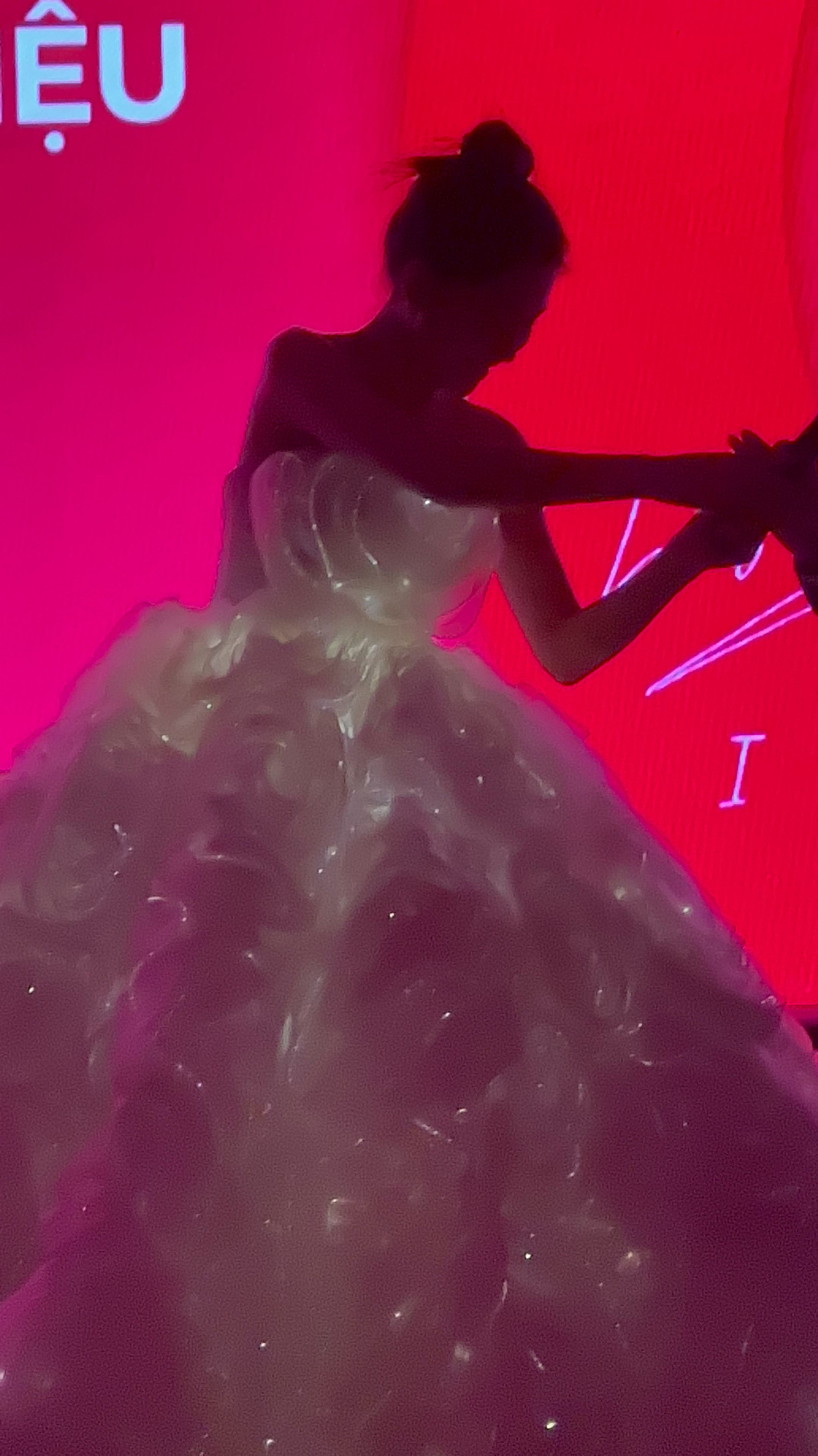 Chiếc váy giúp Hòa Minzy bật "chế độ" tỏa sáng trên sân khấu. Chiếc váy giúp Hòa Minzy bật "chế độ" tỏa sáng trên sân khấu.