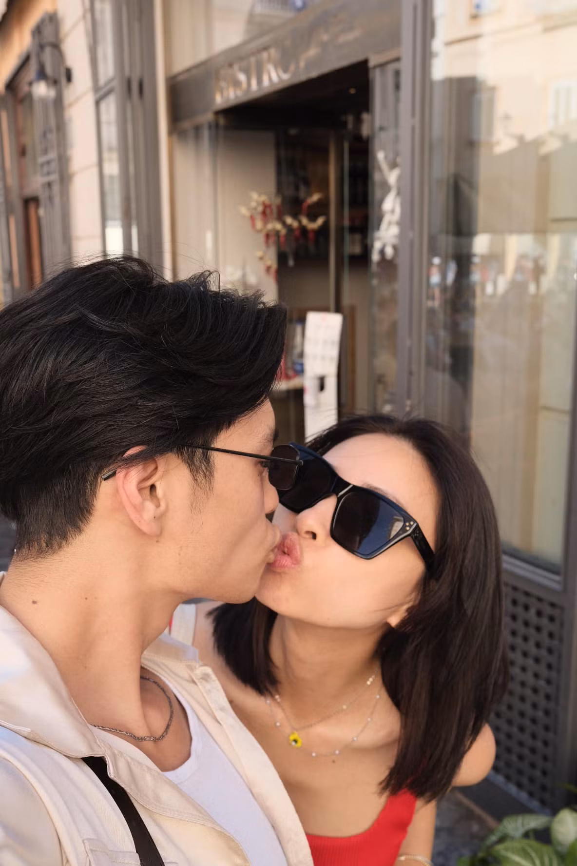 Nhiều netizen nhận xét Ngô Thanh Vân đã tìm được "Mr. Right" của đời mình khi ngày càng "trẻ hơn tuổi" sau hôn nhân. Nhiều netizen nhận xét Ngô Thanh Vân đã tìm được "Mr. Right" của đời mình khi ngày càng "trẻ hơn tuổi" sau hôn nhân.