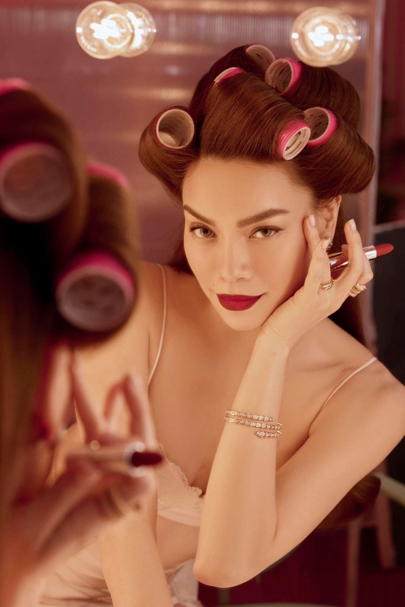 Nữ super mentor khiến netizen phải thốt lên "quá slay" trong từng concept chụp ảnh khác nhau.