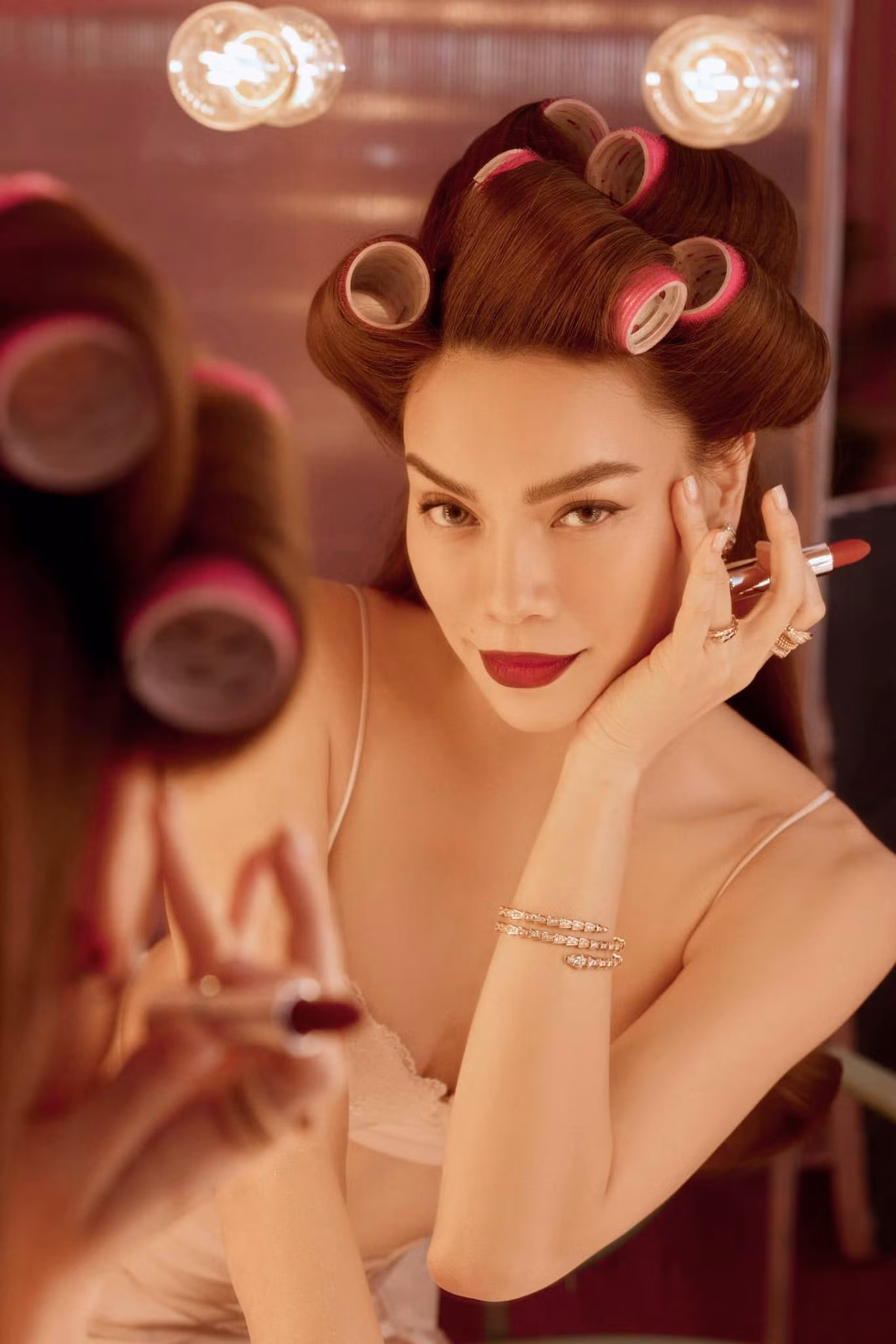 Nữ super mentor khiến netizen phải thốt lên "quá slay" trong từng concept chụp ảnh khác nhau.