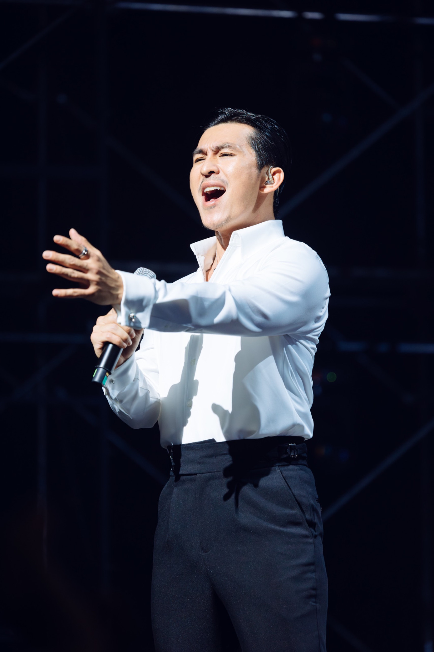 Khán giả bồi hồi trước bản mashup Cho Em & Đôi Mắt - 2 ca khúc gắn liền với tên tuổi của ca sĩ Wanbi Tuấn Anh. Khán giả bồi hồi trước bản mashup Cho Em & Đôi Mắt - 2 ca khúc gắn liền với tên tuổi của ca sĩ Wanbi Tuấn Anh.