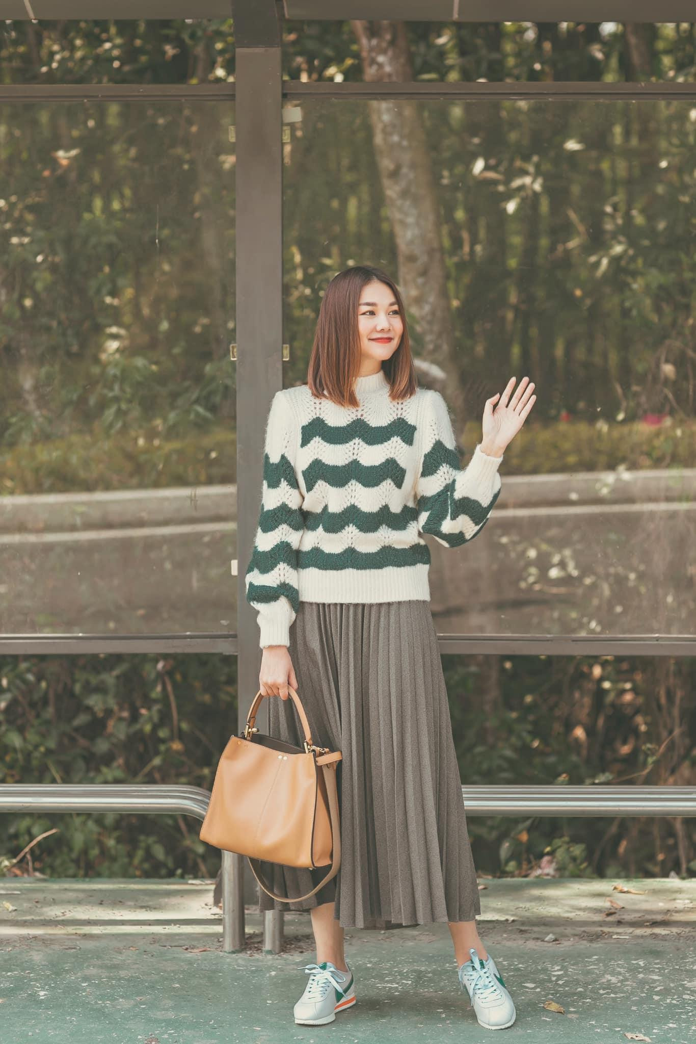 Chân váy xếp ly và áo len họa tiết đơn giản là công thức phối đồ lý tưởng cho những bạn gái nữ tính. Phối cùng một chiếc túi đơn giản, giày sneaker cùng vài món phụ kiện xinh xắn, Thanh Hằng "cân ngọt" phong cách thời trang nữ tính này.