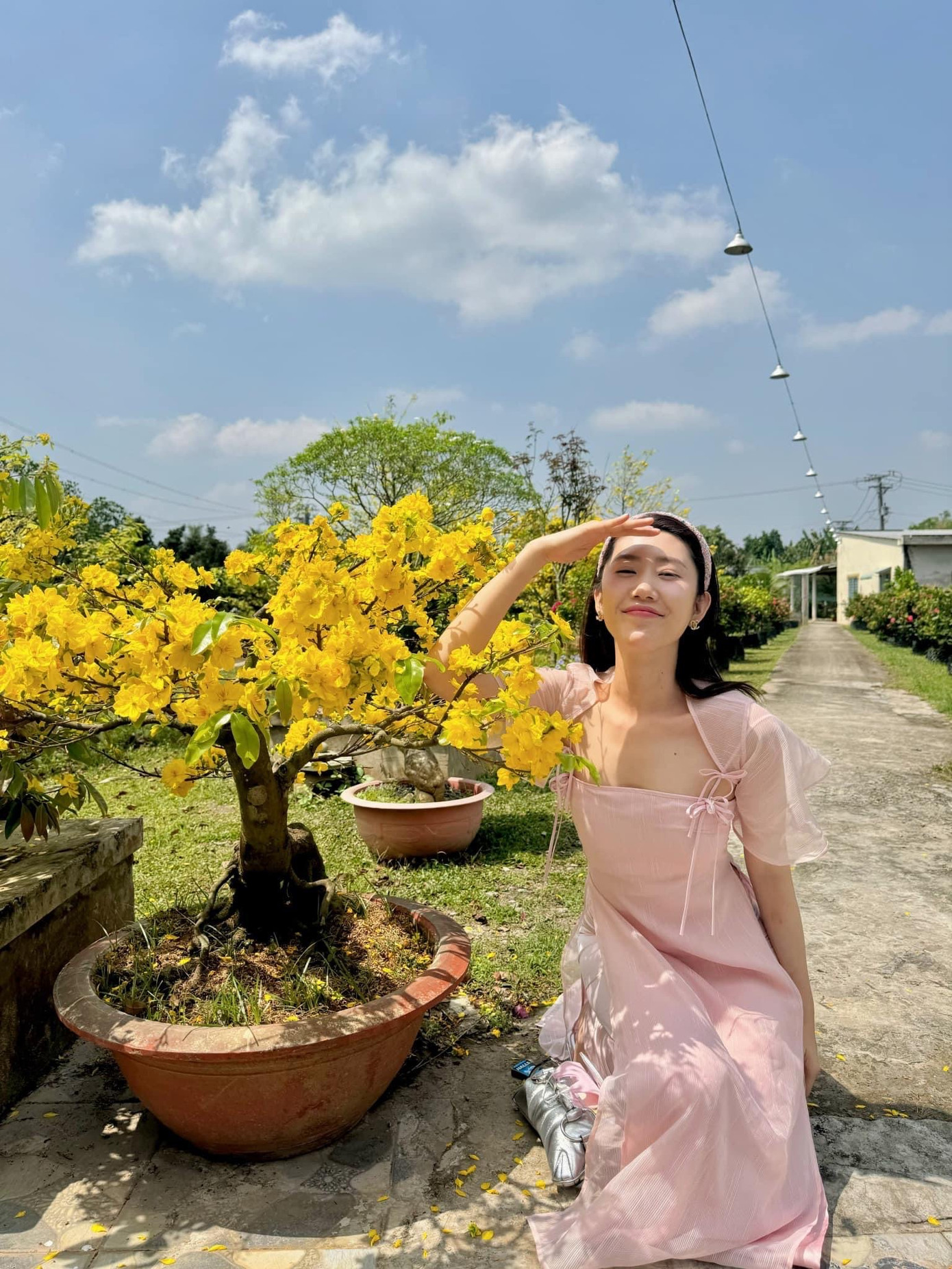 Thúy Ngân khoe nhan sắc ngày càng trẻ trung trong áo dài pastel ngọt ngào.