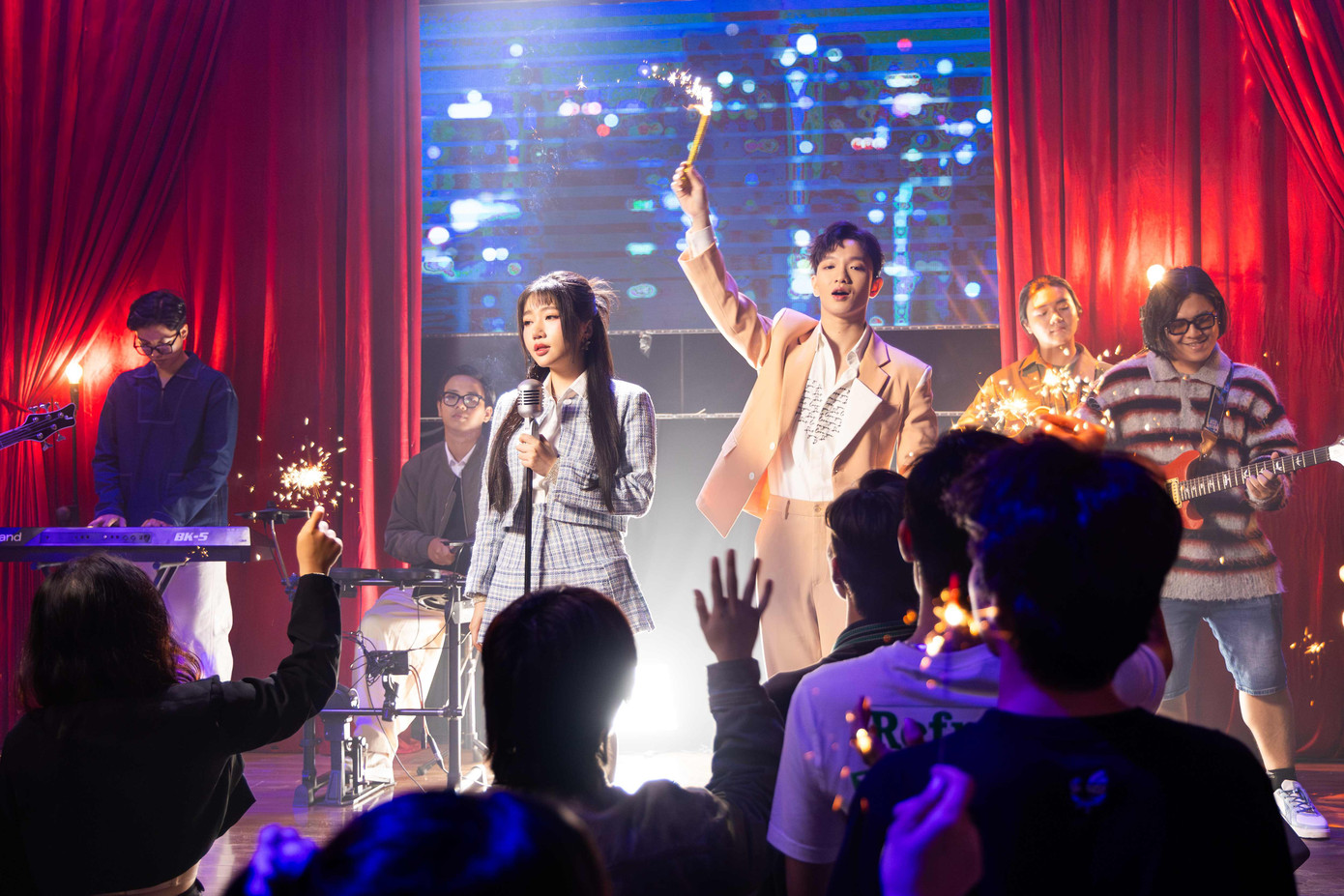 Thỏ Xỏ Khuyên - Hoàng Dũng và Ong Bây Bi - Orange đều đã có nhiều thay đổi mới mẻ.