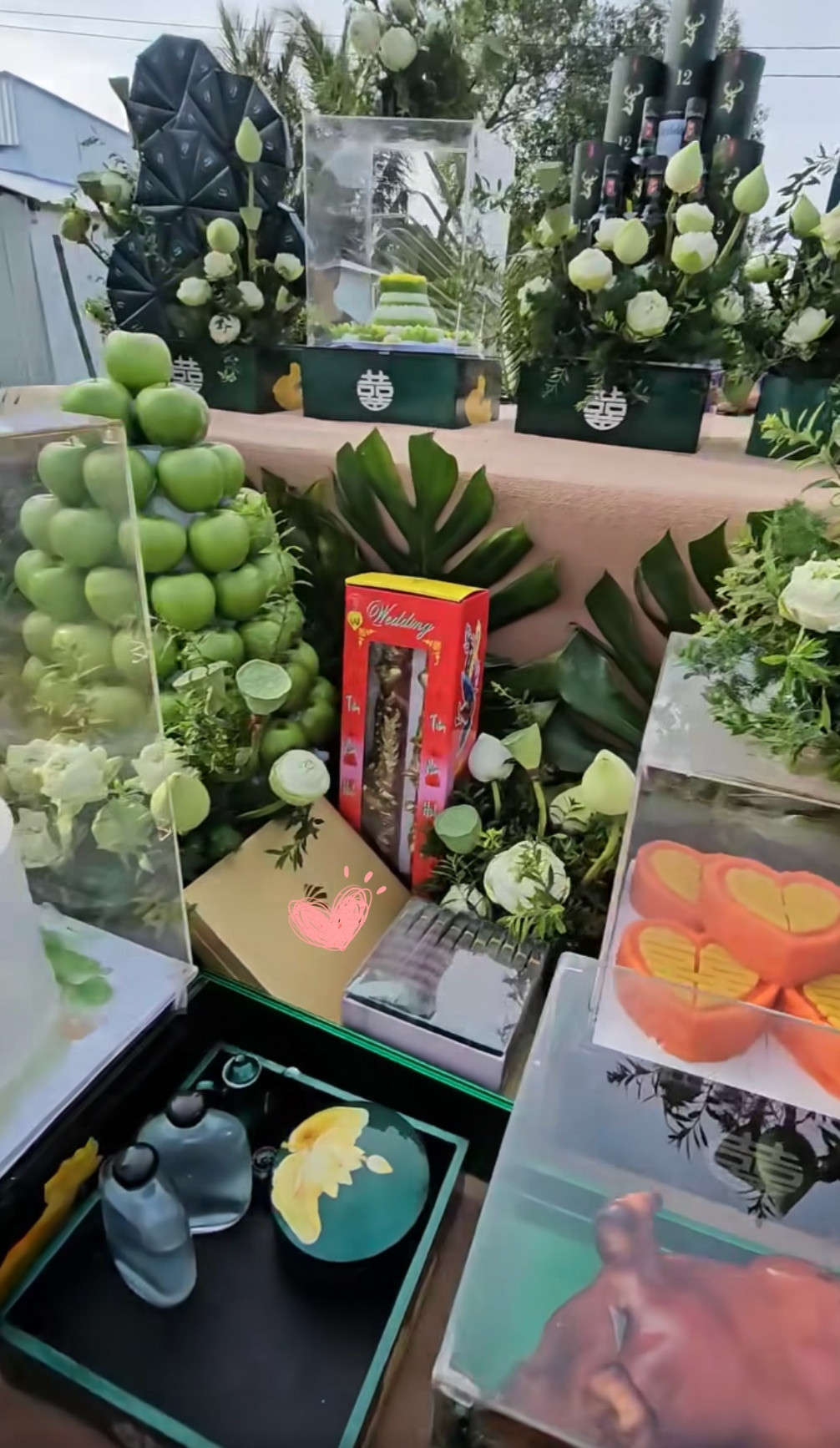 Xấp tiền mặt "dày cộm" cùng hộp trang sức lớn nhanh chóng thu hút sự chú ý. Xấp tiền mặt "dày cộm" cùng hộp trang sức lớn nhanh chóng thu hút sự chú ý.