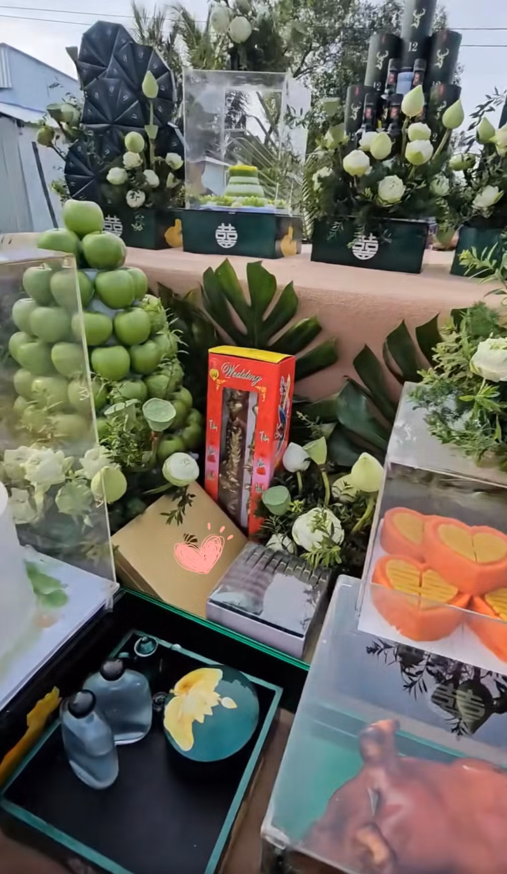 Xấp tiền mặt "dày cộm" cùng hộp trang sức lớn nhanh chóng thu hút sự chú ý.