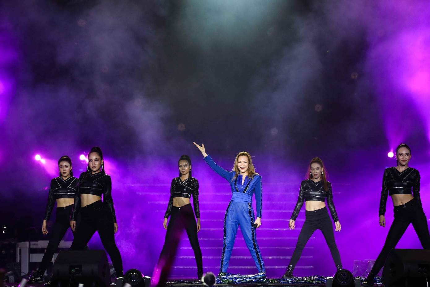 Biên đạo Huỳnh Mến và Bảo Bảo được nữ ca sĩ tin tưởng giao cho khâu biên đạo. Biên đạo Huỳnh Mến và Bảo Bảo được nữ ca sĩ tin tưởng giao cho khâu biên đạo.