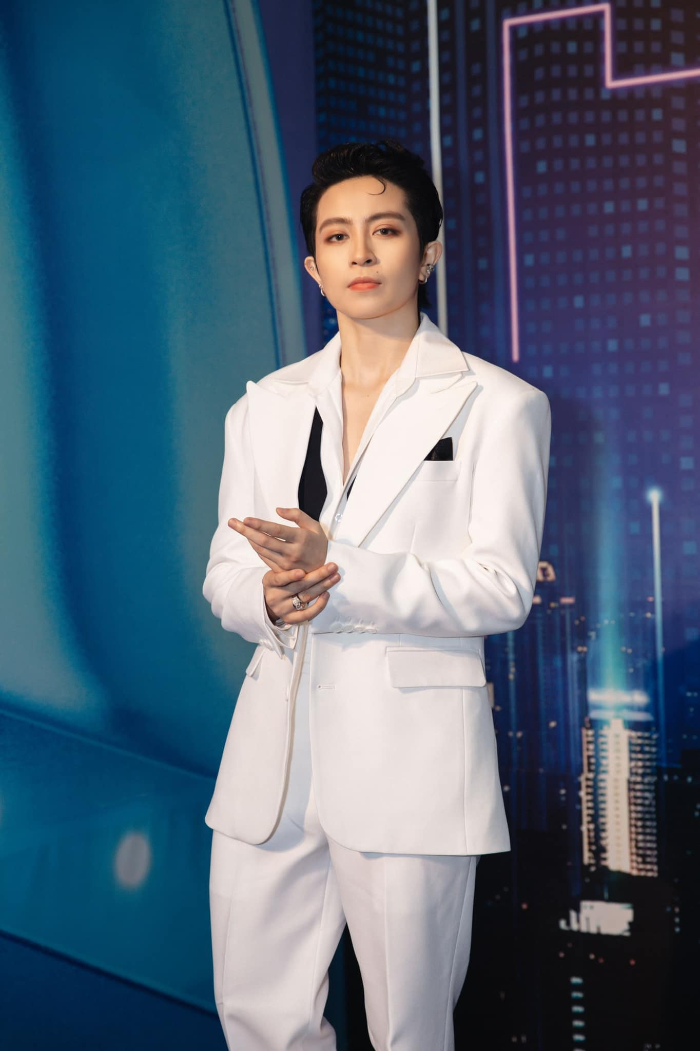 Lựa chọn The Heroes 2022 để “tạo nền móng cho sự trở lại trong âm nhạc”, Gil Lê là một trong những ứng cử viên cho ngôi vị Quán quân. Lựa chọn The Heroes 2022 để “tạo nền móng cho sự trở lại trong âm nhạc”, Gil Lê là một trong những ứng cử viên cho ngôi vị Quán quân.