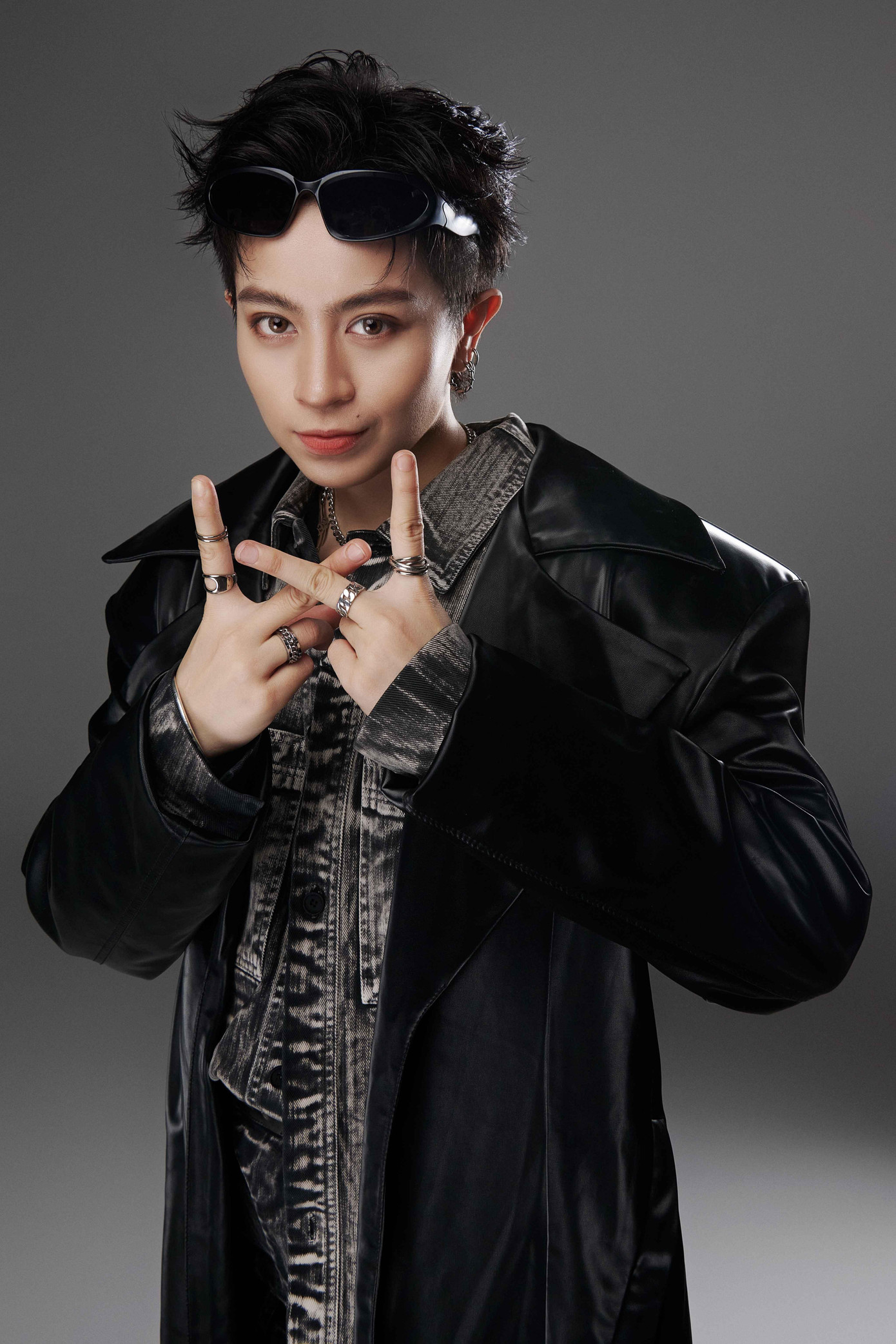 Gil Lê tiếp tục gây ấn tượng bởi vẻ ngoài cá tính, sắc sảo và thần thái cuốn hút