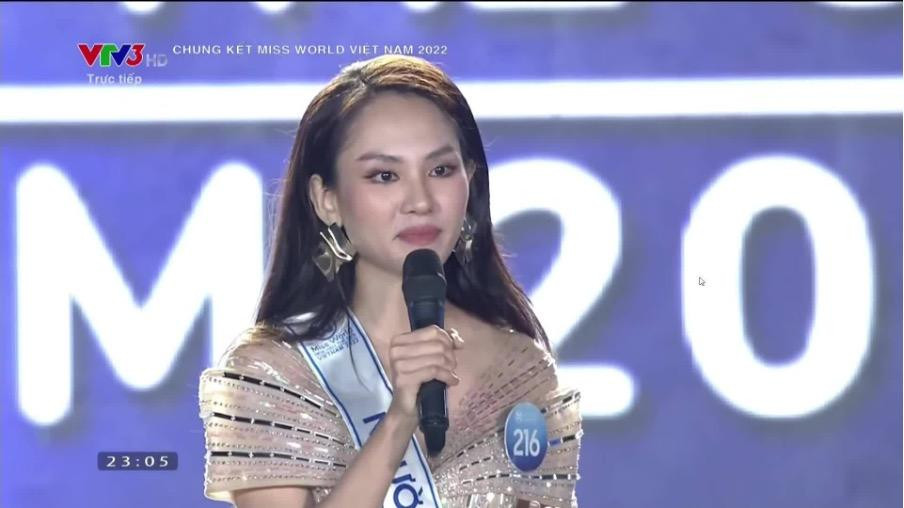 Phần ứng xử bằng tiếng Anh "nuốt míc" của Mai Phương trong đêm Chung kết Miss World Vietnam 2022 khiến công chúng ấn tượng.