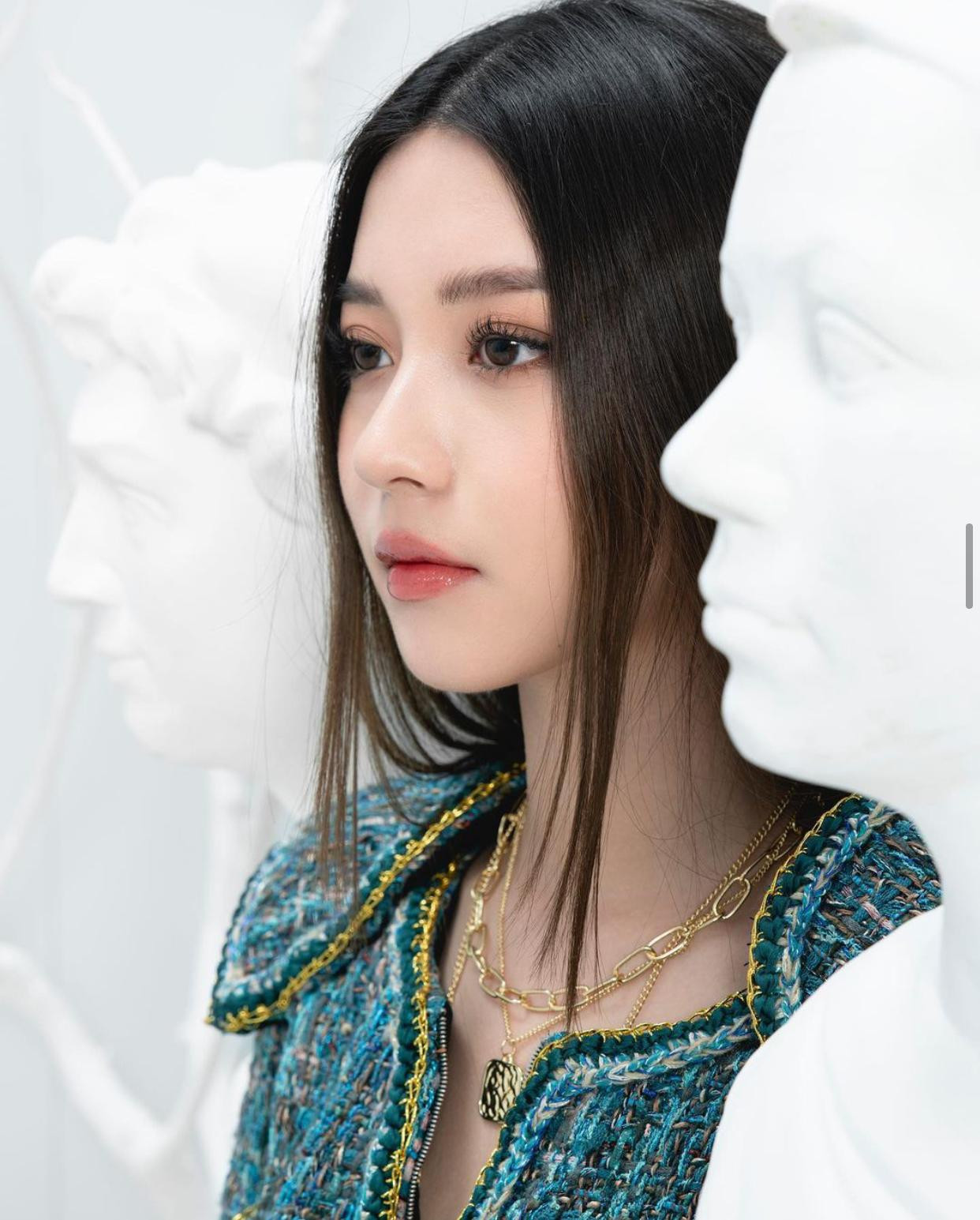 Đôi mắt to tròn và sống mũi thẳng tắp giúp Bâu luôn có được những bức ảnh góc nghiêng đẹp &quot;xuất thần&quot;.