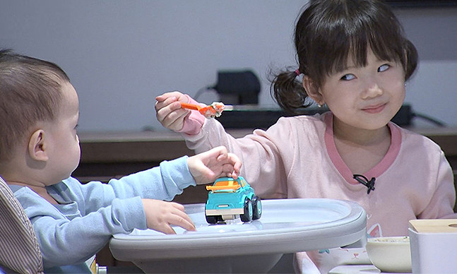 Biểu cảm hài hước của Cici được cư dân mạng ưu ái gọi với danh xưng &quot;mầm non giải trí&quot;.