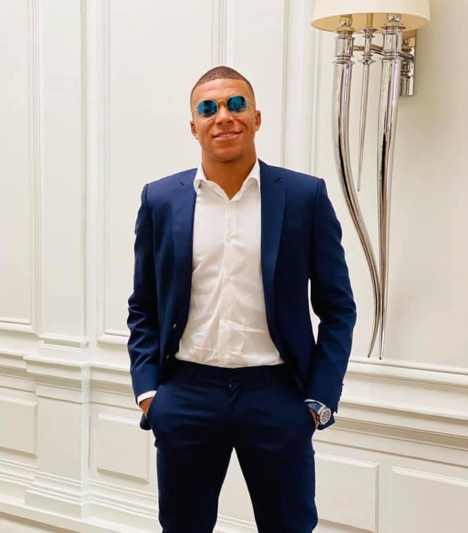 Tuy chỉ mới 22 tuổi, Kylian Mbappe đang xô đổ nhiều kỷ lục mà thần tượng Ronaldo tạo ra. Ảnh: FBNV