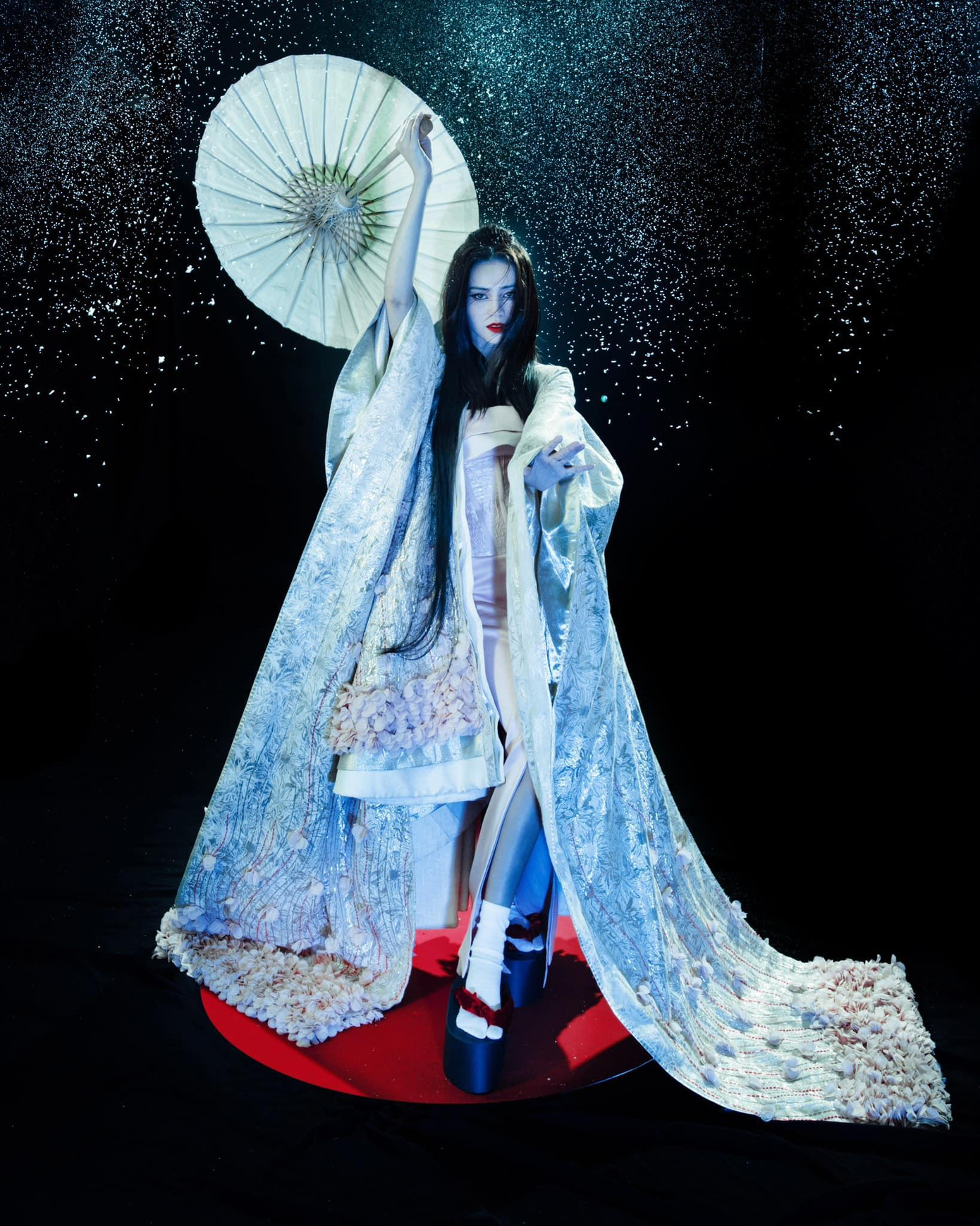 Ninh Dương Lan Ngọc rất phù hợp với hình ảnh của nhân vật trong bộ phim Hồi Ức Của Một Geisha. Ninh Dương Lan Ngọc rất phù hợp với hình ảnh của nhân vật trong bộ phim Hồi Ức Của Một Geisha.