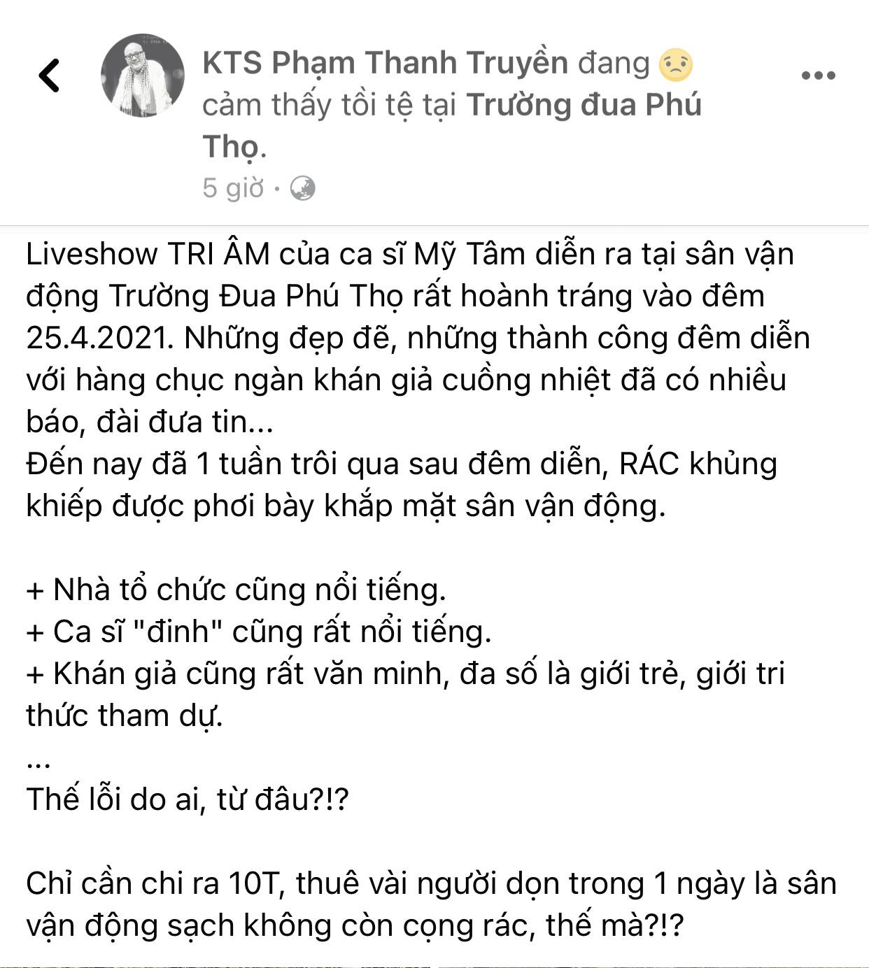 KTS Phạm Thanh Truyền thể hiện sự bức xúc trước tình trạng sân vận động "ngập" rác.