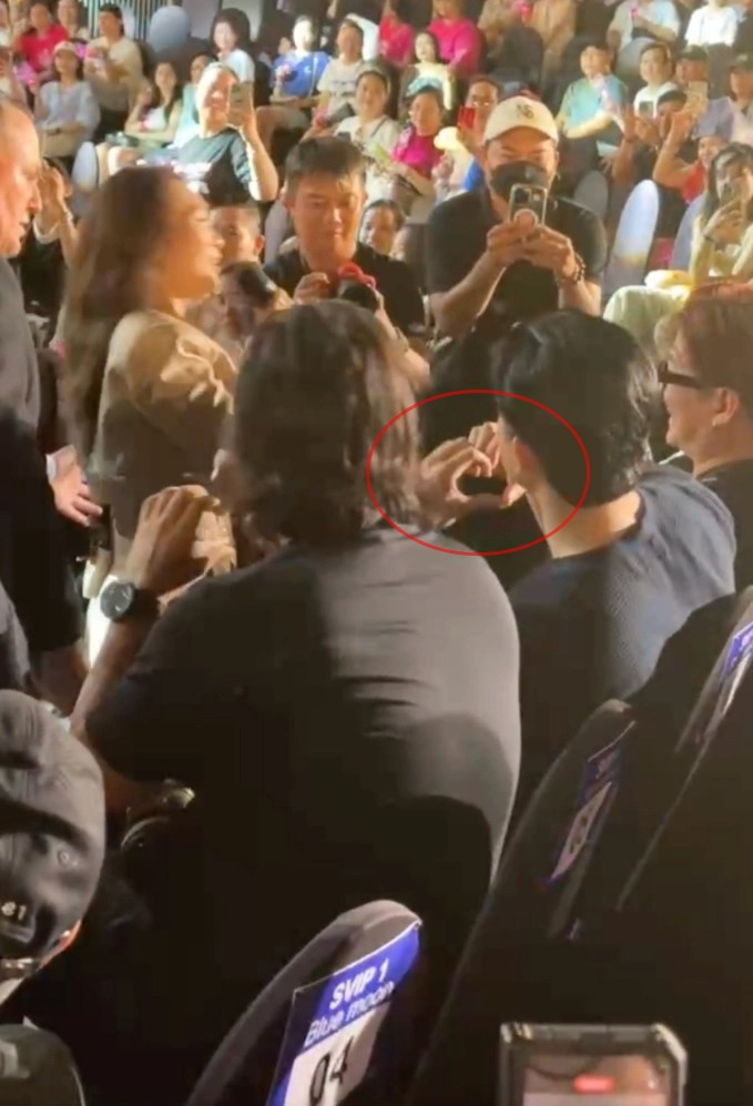 Trong một tiết mục, khi Mỹ Tâm xuống sân khấu khuấy động khu vực khách mời, Mai Tài Phến đã có động thái "thả tim" về phía nữ ca sĩ khiến dân tình không khỏi phấn khích.