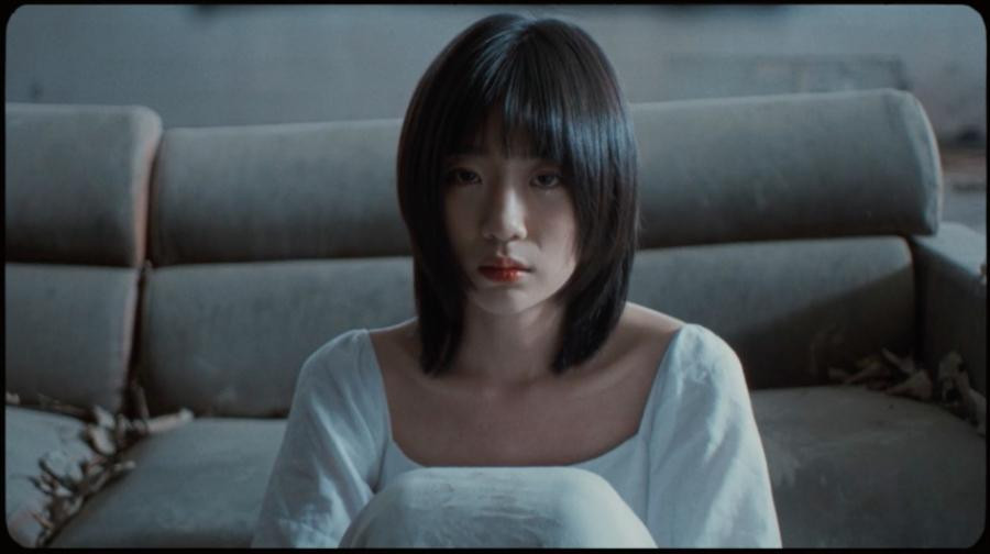 "Em Đừng Khóc" khích lệ người nghe vượt qua nỗi buồn. "Em Đừng Khóc" khích lệ người nghe vượt qua nỗi buồn.