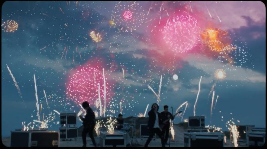 Sau cơn mưa trời lại sáng, pháo hoa sẽ thắp sáng màn đêm. Sau cơn mưa trời lại sáng, pháo hoa sẽ thắp sáng màn đêm.