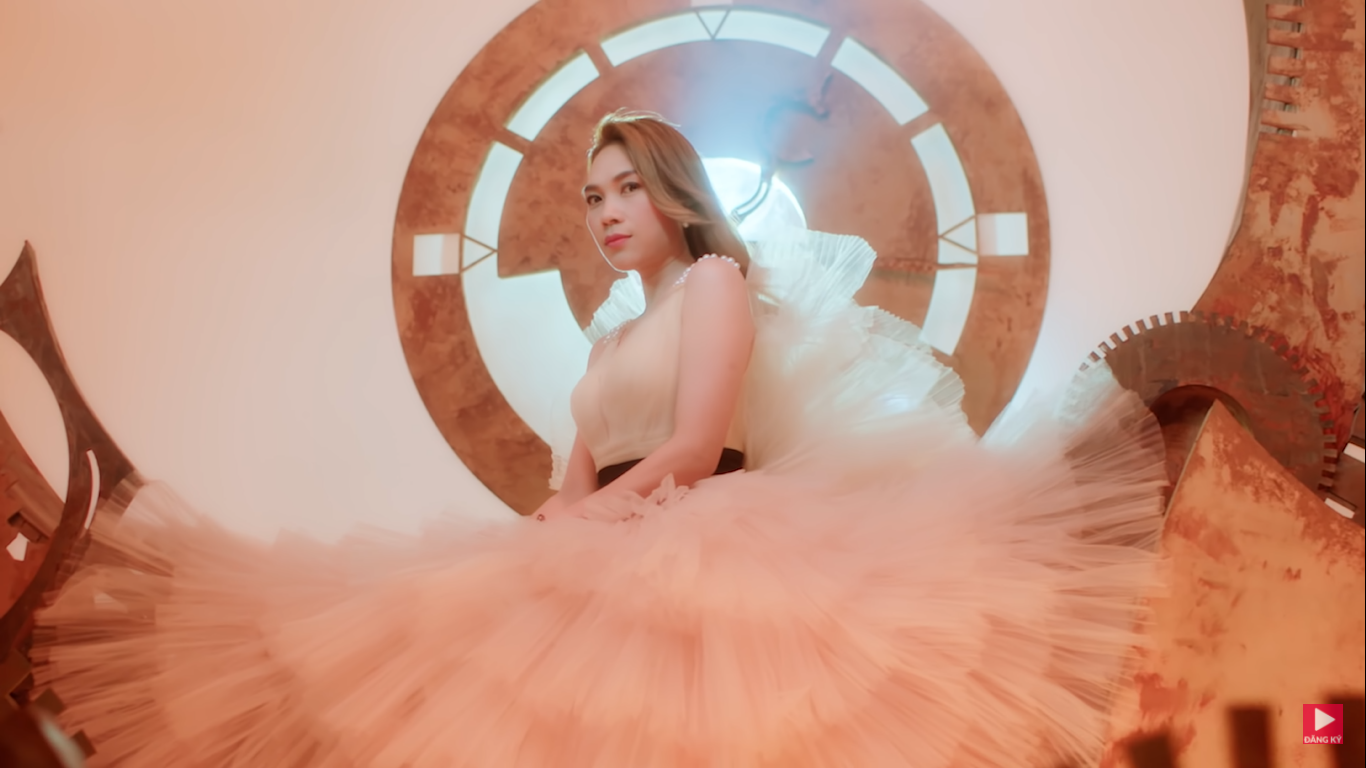 Hình ảnh chiếc đồng hồ, bánh răng, dây xích gợi nhớ về bìa album Vol.6 - Trở Lại. Hình ảnh chiếc đồng hồ, bánh răng, dây xích gợi nhớ về bìa album Vol.6 - Trở Lại.