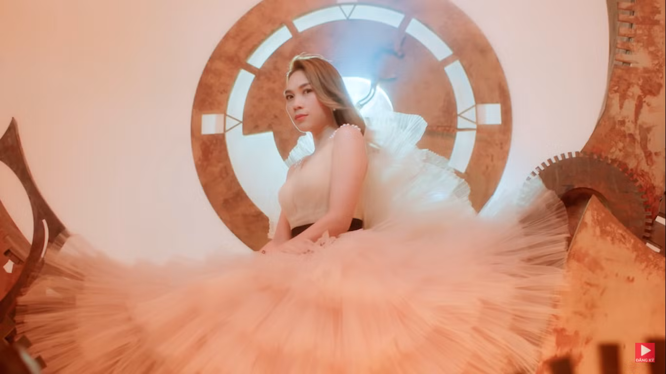 Hình ảnh chiếc đồng hồ, bánh răng, dây xích gợi nhớ về bìa album Vol.6 - Trở Lại. Hình ảnh chiếc đồng hồ, bánh răng, dây xích gợi nhớ về bìa album Vol.6 - Trở Lại.