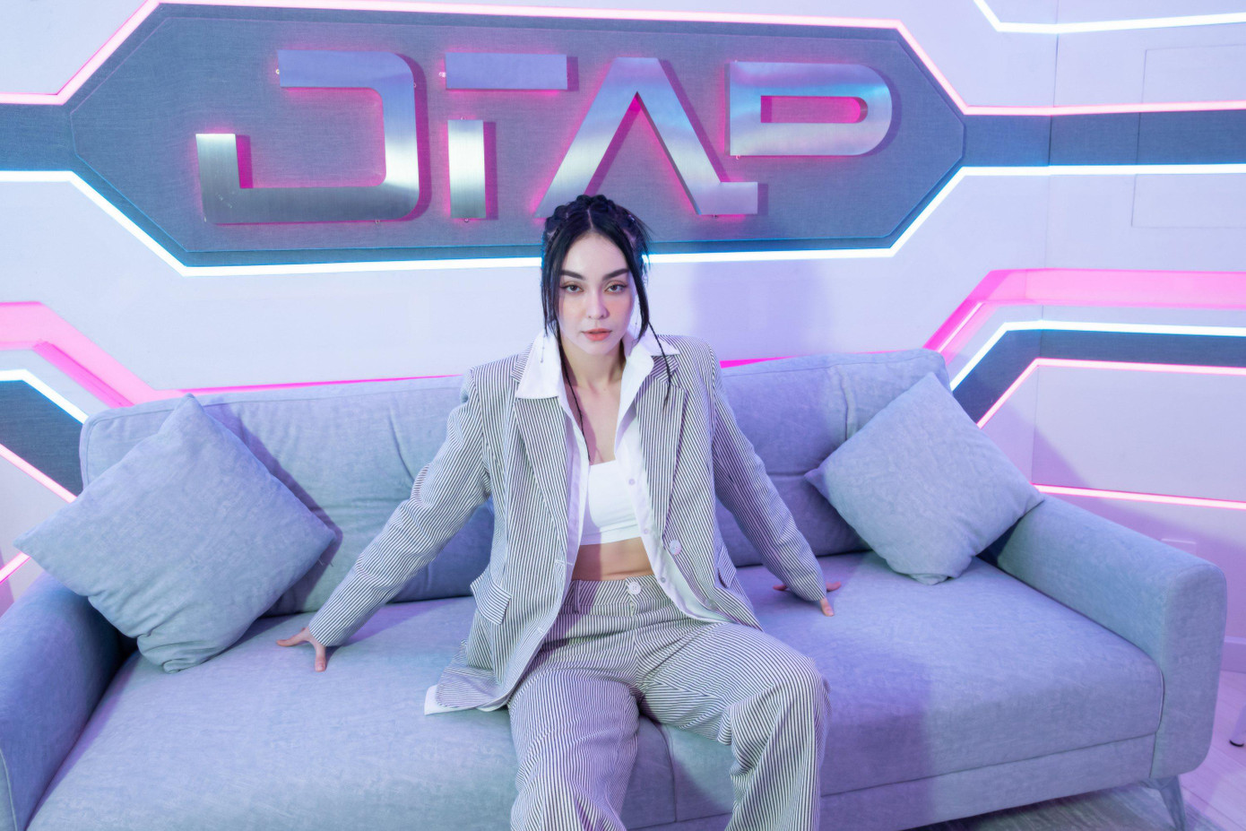 Mlee cá tính với trang phục phong cách menswear.