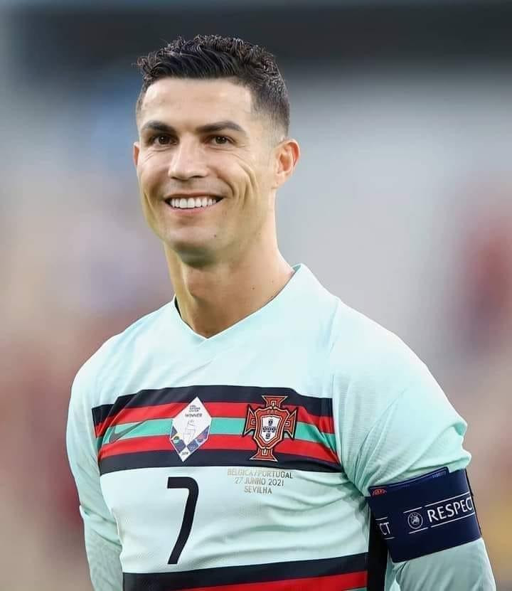 Không chỉ sở hữu tài năng chơi bóng thượng thừa, vẻ ngoài điển trai của Ronaldo cũng khiến nhiều fan "mê mệt". Ảnh: FBNV