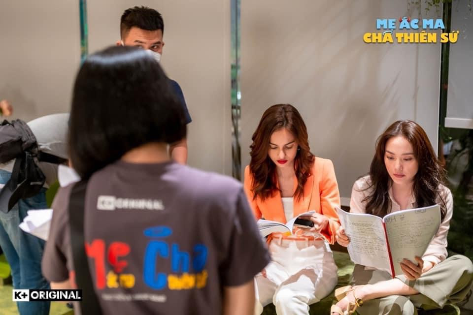 Emma Lê nhận được rất nhiều sự trợ giúp từ các anh chị, đặc biệt là "tiền bối" Minh Hằng trong việc nhấn nhá, đọc thoại sao cho rõ chữ nhưng vẫn giữ được chất riêng. Emma Lê nhận được rất nhiều sự trợ giúp từ các anh chị, đặc biệt là "tiền bối" Minh Hằng trong việc nhấn nhá, đọc thoại sao cho rõ chữ nhưng vẫn giữ được chất riêng.