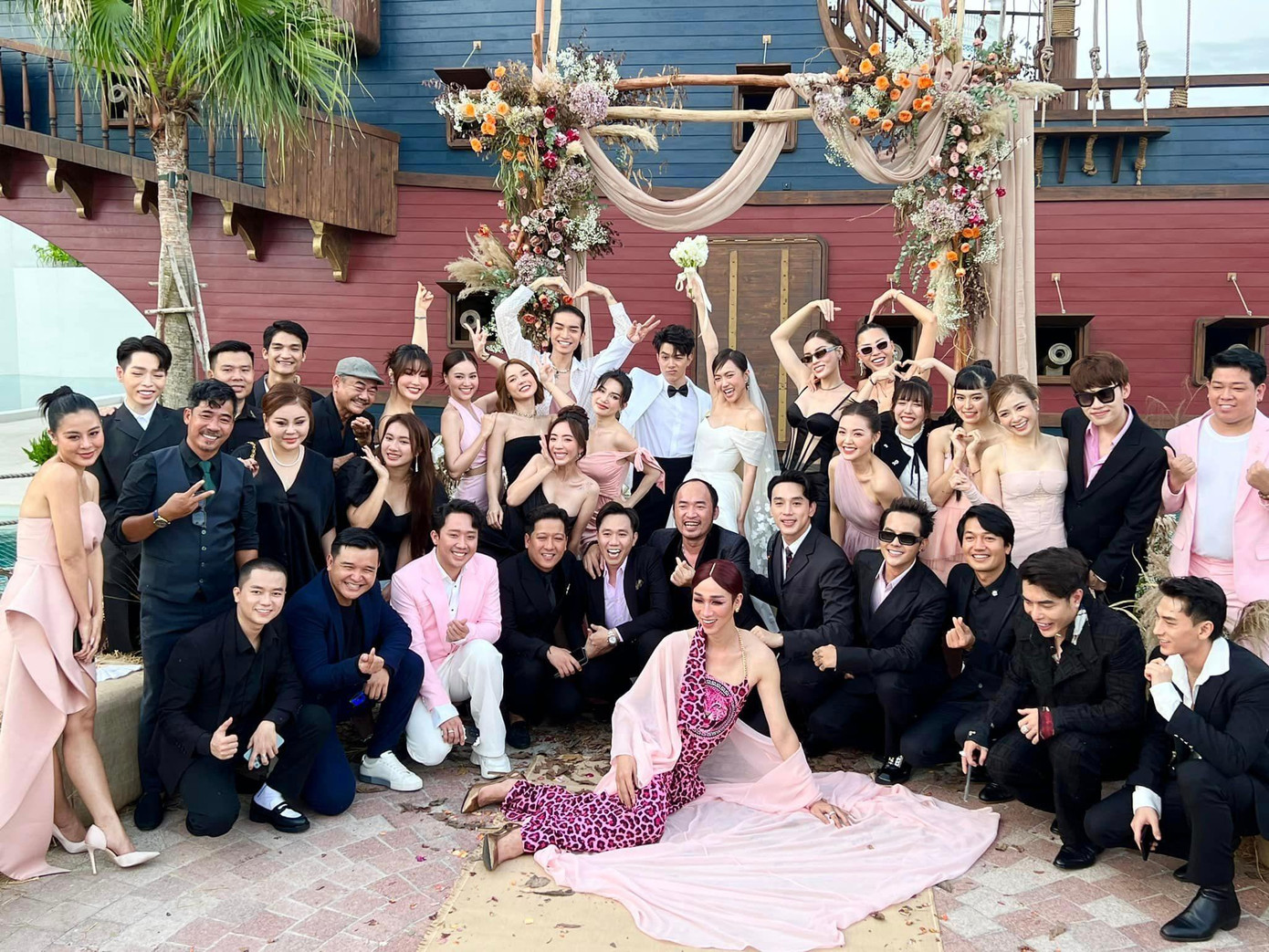 Trong đám cưới Diệu Nhi - Anh Tú mới đây, các khách mời chọn tông hồng pastel - đen để nhường "sân khấu" cho hai nhân vật chính. Trong đám cưới Diệu Nhi - Anh Tú mới đây, các khách mời chọn tông hồng pastel - đen để nhường "sân khấu" cho hai nhân vật chính.