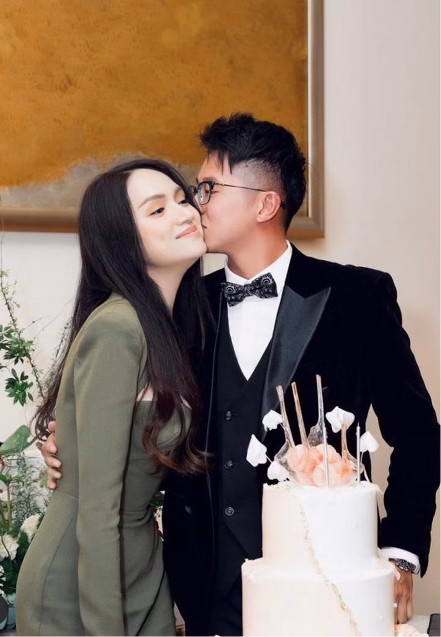 Có thời điểm, nàng hậu phải chịu sự tẩy chay từ phía cư dân mạng nhưng không vì vậy mà Matt Liu quyết định rời bỏ nàng hậu mà luôn ở bên chăm sóc và lo lắng. Có thời điểm, nàng hậu phải chịu sự tẩy chay từ phía cư dân mạng nhưng không vì vậy mà Matt Liu quyết định rời bỏ nàng hậu mà luôn ở bên chăm sóc và lo lắng.