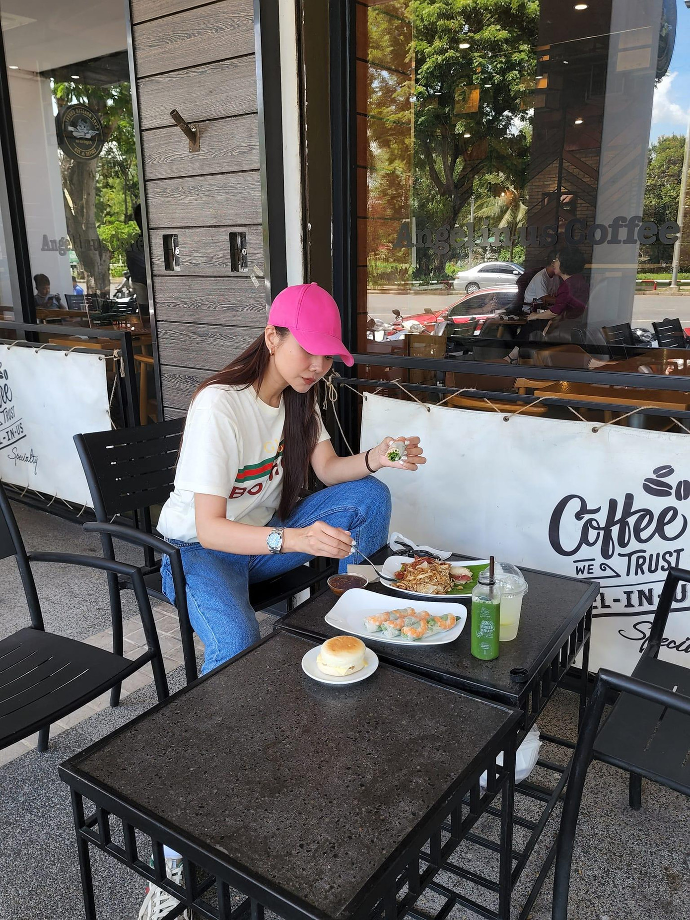 Ở trang phục đời thường, Thanh Hằng vô cùng yêu thích những chiếc quần jeans dáng suông, vừa khoe khéo đôi chân dài 1m12 vừa lại vô cùng năng động.