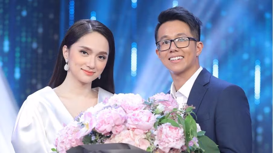 Người Ấy Là Ai? chính là “ông tơ bà nguyệt" gắn kết mối nhân duyên giữa Hương Giang và Matt Liu. Người Ấy Là Ai? chính là “ông tơ bà nguyệt" gắn kết mối nhân duyên giữa Hương Giang và Matt Liu.