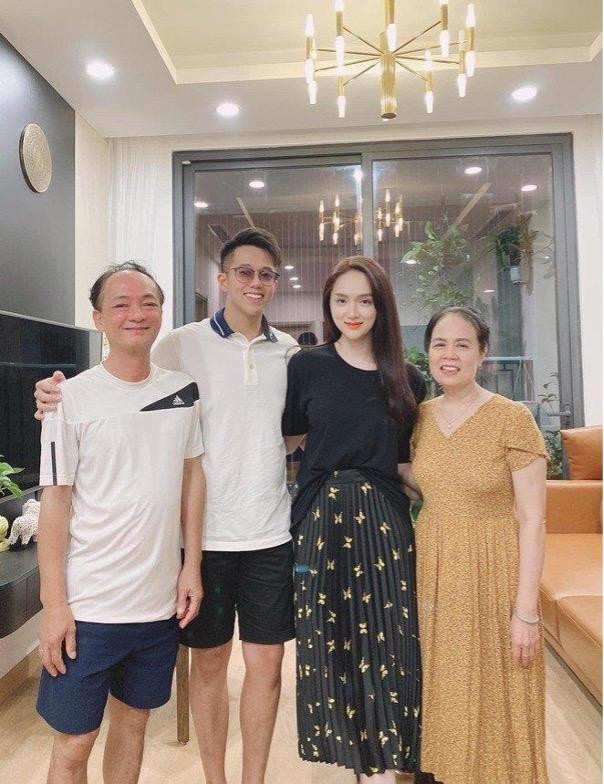 Có thể thấy, bố mẹ Hương Giang rất quý “chàng rể tương lai".