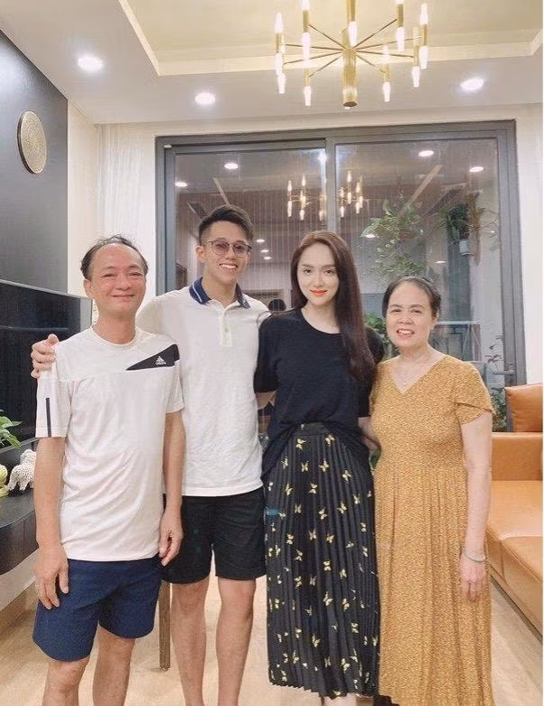 Có thể thấy, bố mẹ Hương Giang rất quý “chàng rể tương lai". Có thể thấy, bố mẹ Hương Giang rất quý “chàng rể tương lai".