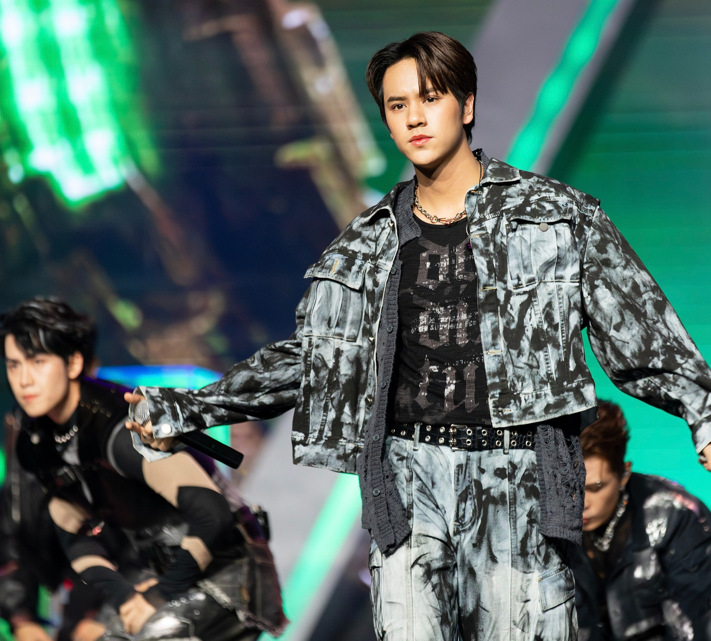 Mỹ nam Bad Buddy chỉ xuất hiện thoáng qua, khiến fan của Nanon khá thất vọng. Mỹ nam Bad Buddy chỉ xuất hiện thoáng qua, khiến fan của Nanon khá thất vọng.