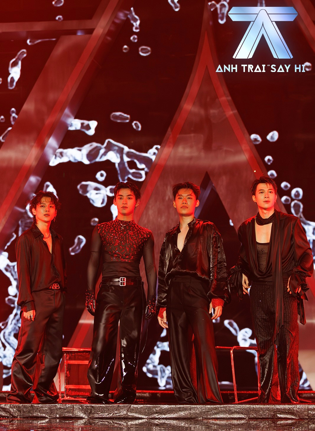 Sân khấu 10/10 được nhận xét là khá sáng tạo, các anh trai đều rất "chịu chơi". Sân khấu 10/10 được nhận xét là khá sáng tạo, các anh trai đều rất "chịu chơi".