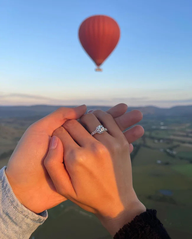 Chiếc nhẫn kim cương lấp lánh mà Vinh Phạm đã dành tặng cho Diễm My.