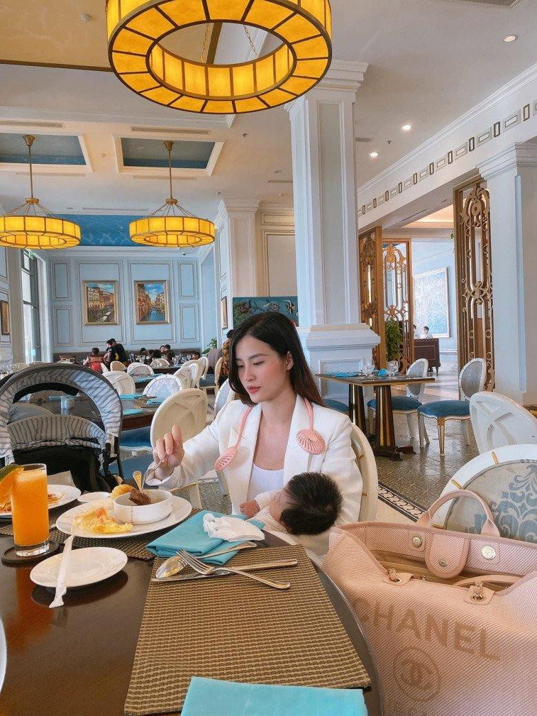 Dù ở bất kì đâu, Winnie cũng luôn ở bên cạnh mẹ và được “trợ lý đút cơm&quot; chăm sóc tận tình.