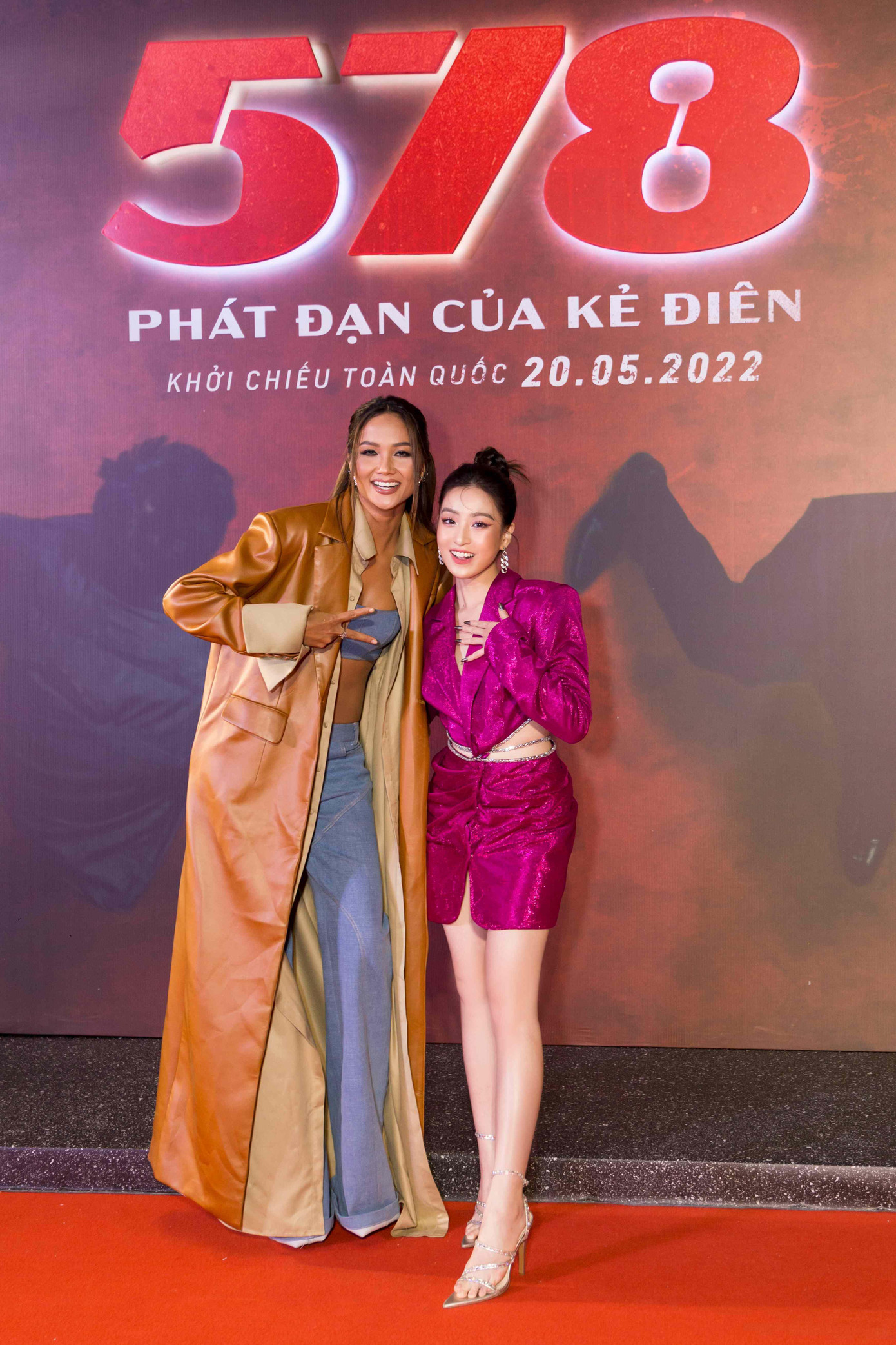 Thảo Tâm và H'Hen Niê toả sáng trong cùng một khung hình. Thảo Tâm và H'Hen Niê toả sáng trong cùng một khung hình.