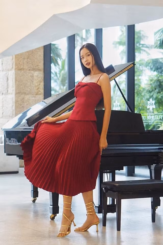 Bộ trang phục kết hợp giữa váy xếp ly và áo 2 dây form dáng peplum giúp người đẹp 2K1 trông vô cùng quyến rũ nhưng không kém phần thanh lịch.