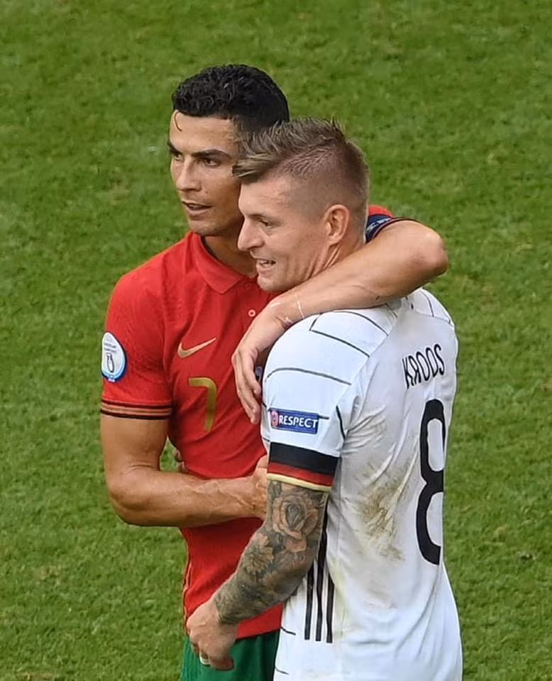 Khoảnh khắc "tình thương mến thương" của Toni Kroos và Ronaldo khiến fan hâm mộ cả hai vô cùng thích thú. Ảnh: FBNV