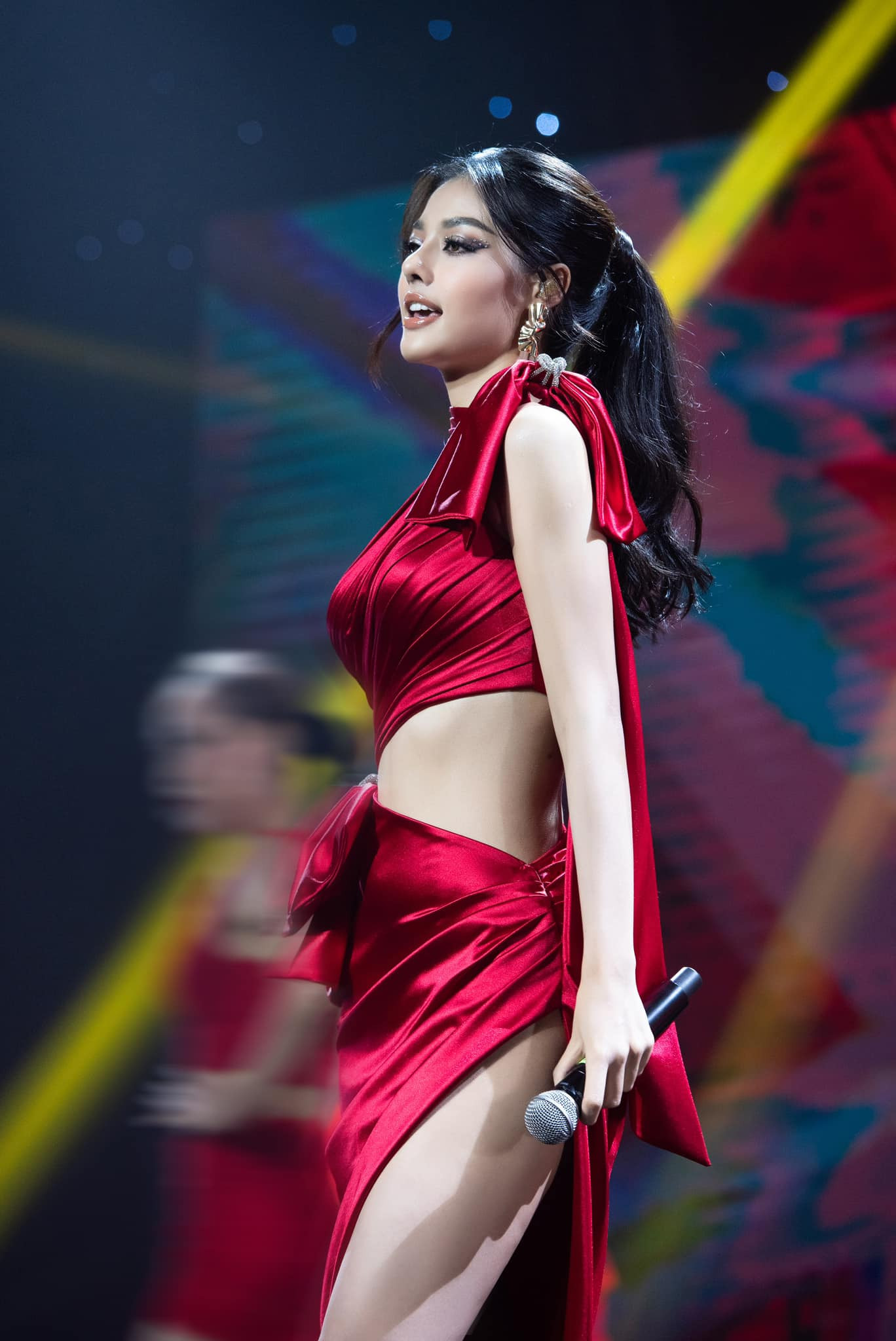 Với giọng hát tốt và thế mạnh về ngoại hình, gu âm nhạc, nhiều khán giả hy vọng Lona sẽ "bung skill" mạnh mẽ hơn trong tương lai.