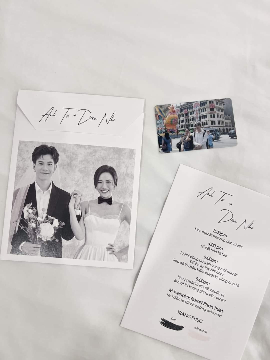 Thiệp cưới được thiết kế theo phong cách tối giản, quy định rõ trang phục đen và hồng nhạt. Thiệp cưới được thiết kế theo phong cách tối giản, quy định rõ trang phục đen và hồng nhạt.