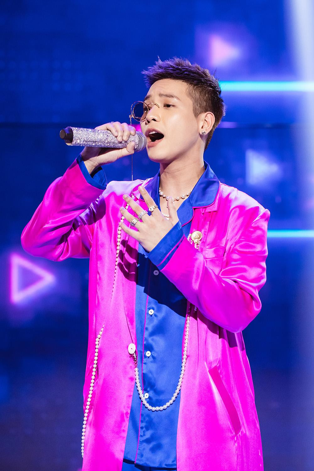 Nam ca sĩ điển trai đã để lại nhiều ấn tượng khi tham gia The Heroes.