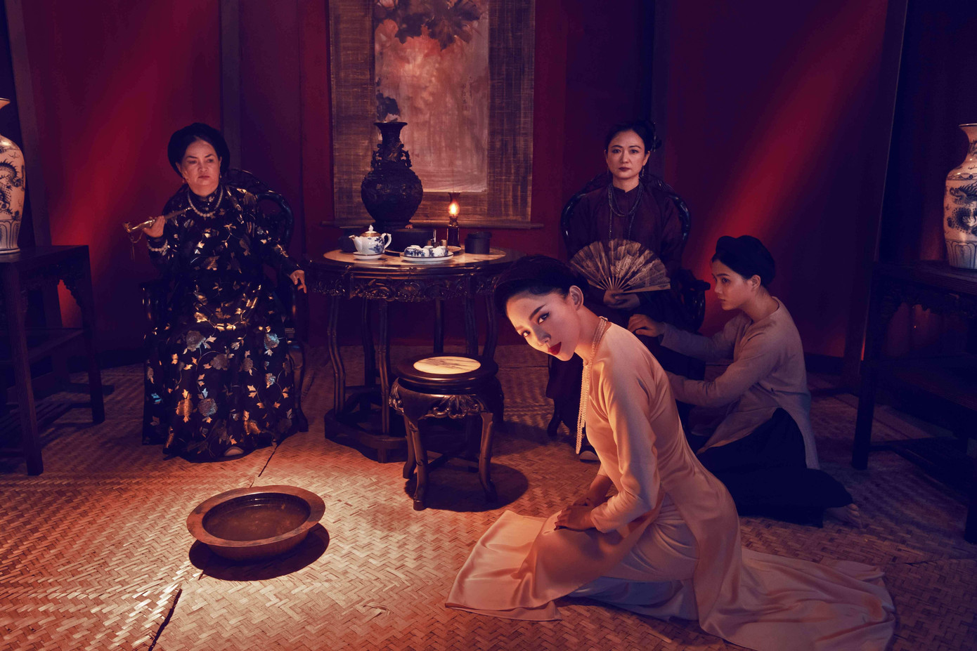 Quan điểm 5 thê 7 thiếp thời phong kiến được Tóc Tiên và ê-kíp cài cắm trong MV 906090. Quan điểm 5 thê 7 thiếp thời phong kiến được Tóc Tiên và ê-kíp cài cắm trong MV 906090.