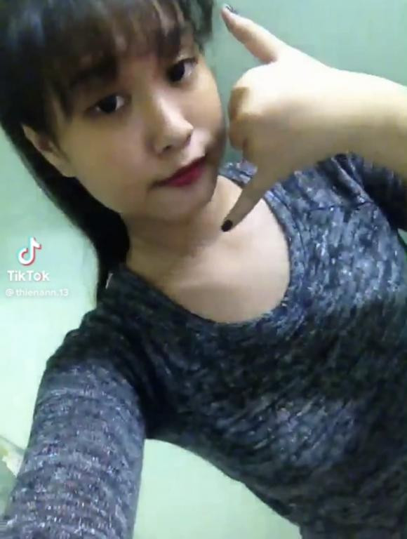 Loạt biểu cảm của cô nàng khiến các khán giả &quot;đứng ngồi không yên&quot; bởi độ lầy lội nhưng cũng không kém phần đáng yêu.