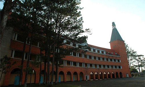 Tiêu biểu cho kiến trúc cổ điển Pháp tại Đà Lạt, phải kể đến Trường Lycée Yersin xưa hay trường Cao đẳng Sư phạm Đà Lạt nay