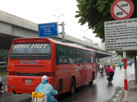 Có biển cấm xe khách, xe tải nhưng những ngày qua xe khách vẫn đi vào đường Khuất Duy Tiến. Ảnh: Anh Trọng. Có biển cấm xe khách, xe tải nhưng những ngày qua xe khách vẫn đi vào đường Khuất Duy Tiến. Ảnh: Anh Trọng