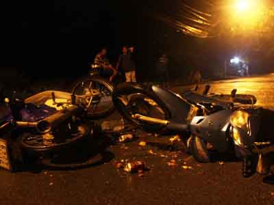 Hai chiếc xe máy hư hỏng biến dạng